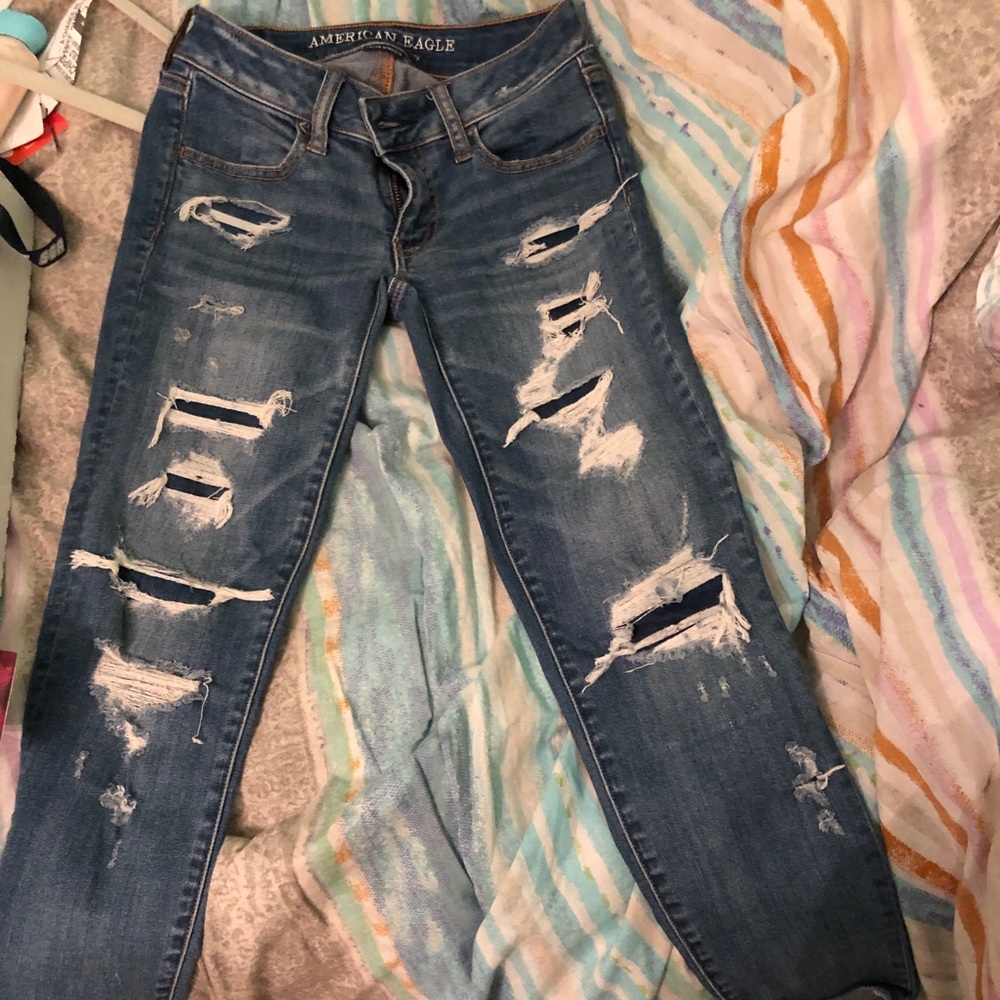 Low-rise cropped ripped jeans